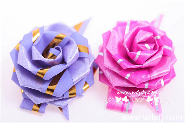 彩带<a href='https://www.861230.com/guanhuazhiwu/6595.html' target='_blank'><u>玫瑰</u></a>花的折法步骤图