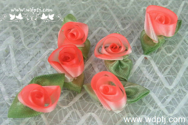 彩带<a href='https://www.861230.com/guanhuazhiwu/6595.html' target='_blank'><u>玫瑰</u></a>花的折法步骤图