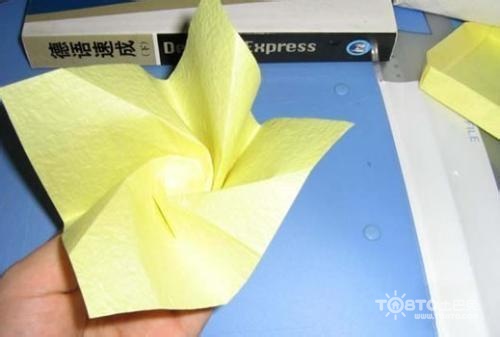 最简单的<a href='https://www.861230.com/guanhuazhiwu/6595.html' target='_blank'><u>玫瑰</u></a>花折法图解 看了之后秒懂