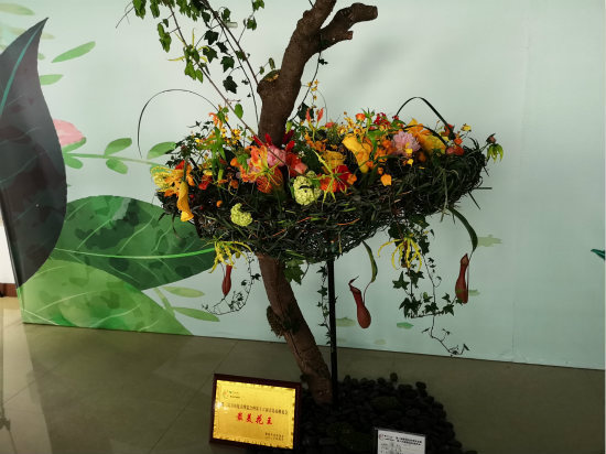 西式复古插花-<a href='https://www.861230.com/guanhuazhiwu/6593.html' target='_blank'><u>兰花</u></a>插花艺术