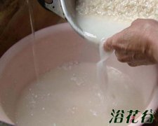 淘米水浇花的正确方法