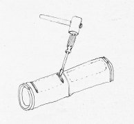 用工具挖出槽。